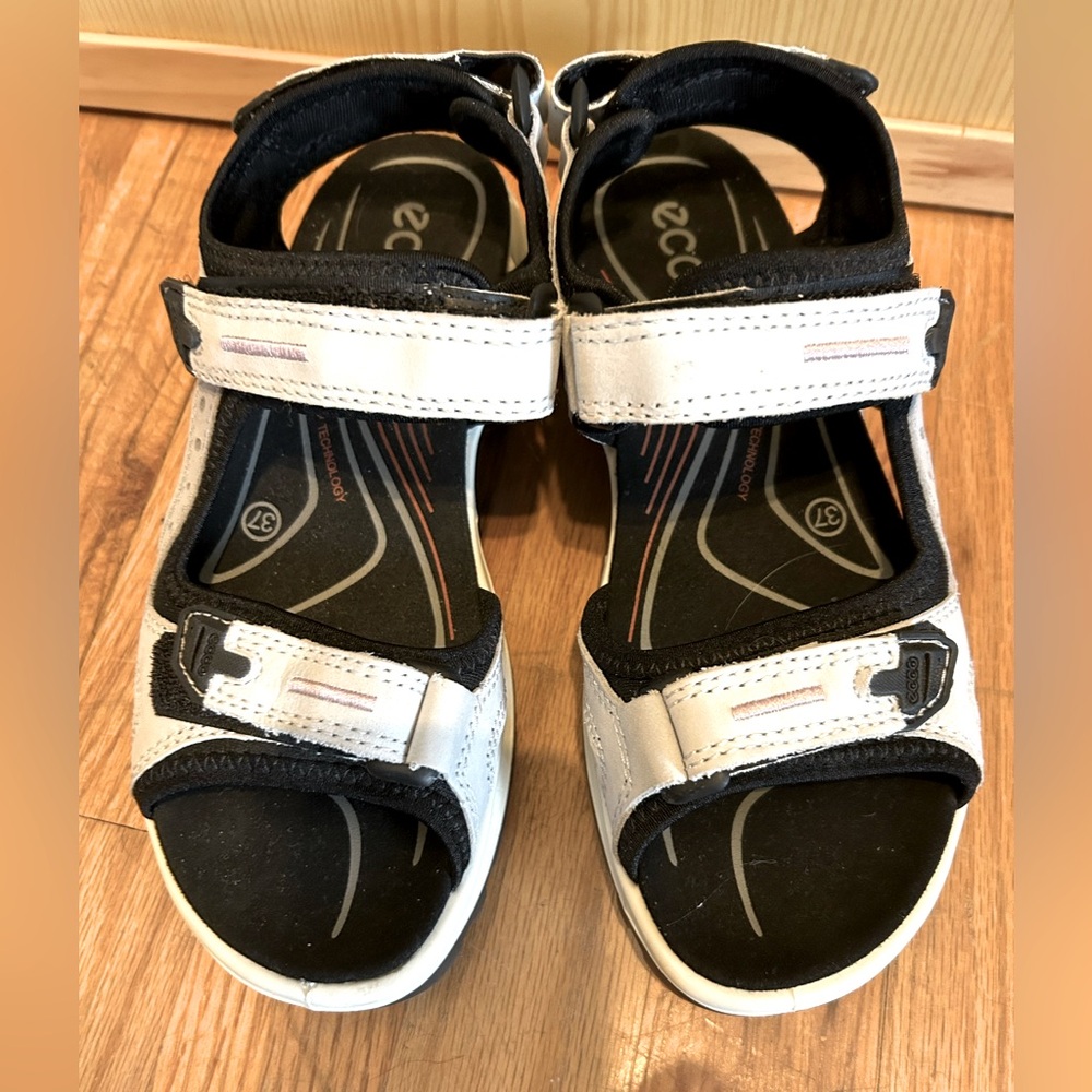 ECCO Women Yucatán Sport Sandal size 37
USA 6. 5